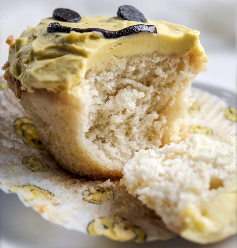 Ванильные капкейки с масляным кремом (Vanilla Cupcakes with Buttercream Frosting)