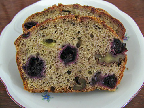 Банановый кекс с ягодами и орехами