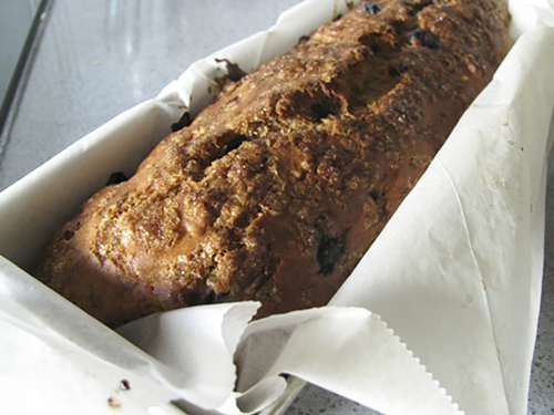 Банановый кекс с ягодами и орехами