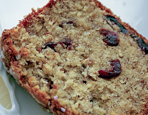 Банановый кекс с овсяными хлопьями и сушеной клюквой