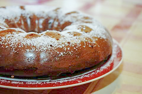 Простой кекс на йогурте и варенье