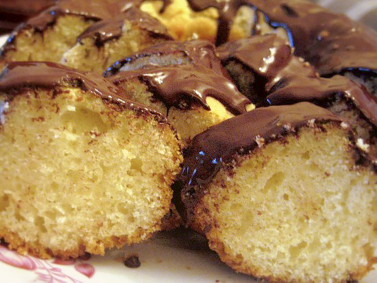 Миндальный кекс с шоколадной глазурью