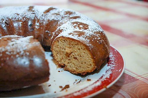 Простой кекс на йогурте и варенье