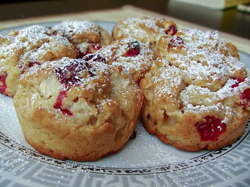 Кекс с клюквой и яблоками