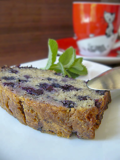 Кекс с черникой и фиалковым сиропом