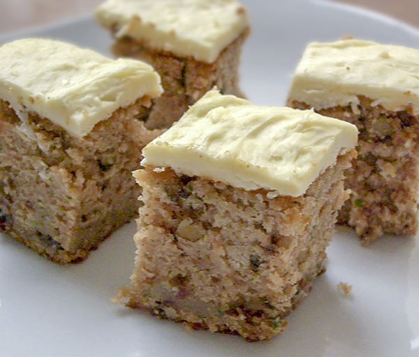 Кекс с яблоками, цуккини и фростингом из сливочного сыра