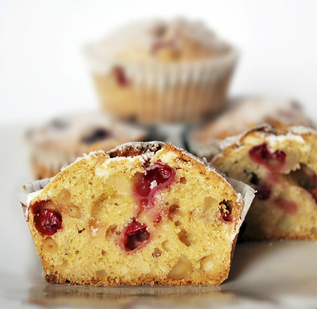 Кексы с орехами и брусникой