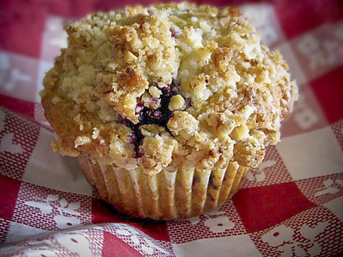 Маффины с голубикой, малиной и штрейзелем