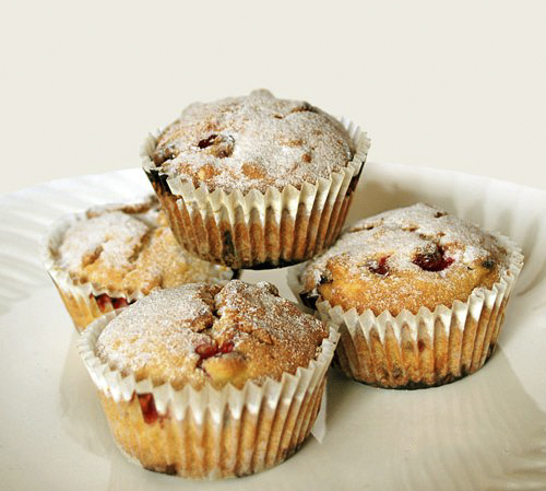 Кексы с орехами и брусникой