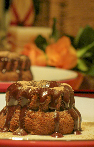 Кексы с шоколадным соусом и взбитыми сливками