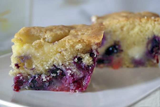 Масляный пирог с ягодами и ванильным пудингом