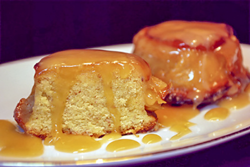 Миндально-яблочные кексы со сливочным соусом