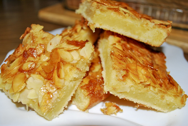 Миндальный пирог со сливками и ванилью