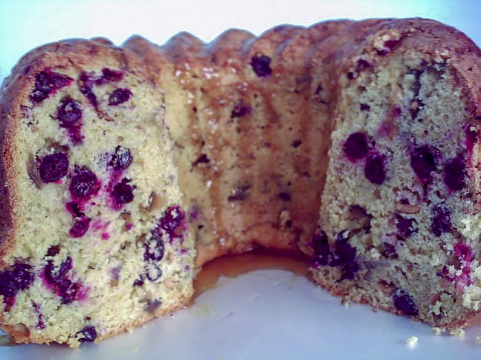 Фруктово-ягодный кекс с карамельным сиропом