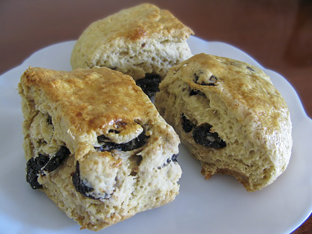 Сконы с вяленой вишней