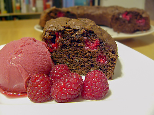 Шоколадный кекс с рикоттой и малиной