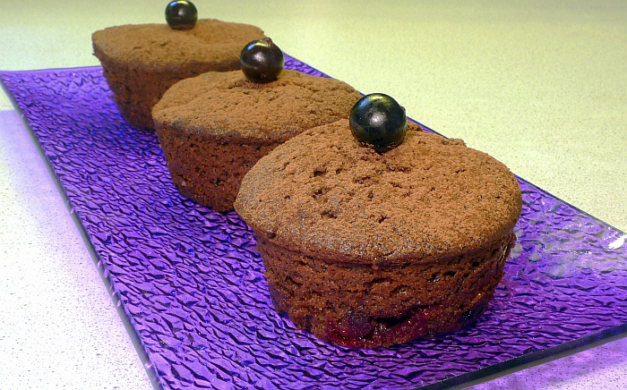 Шоколадные маффины с черной смородиной