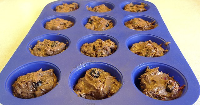 Шоколадные маффины с черной смородиной