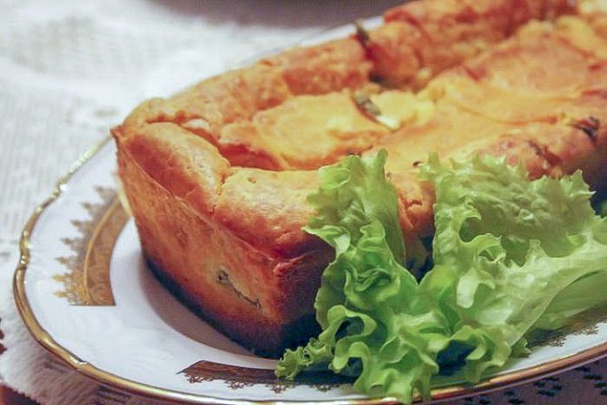 Быстрый заливной пирог с зеленым луком и яйцом