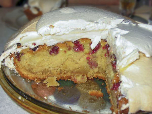 Ягодный пирог с безе