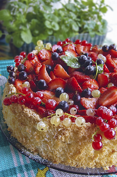 Бисквитный пирог с ягодами