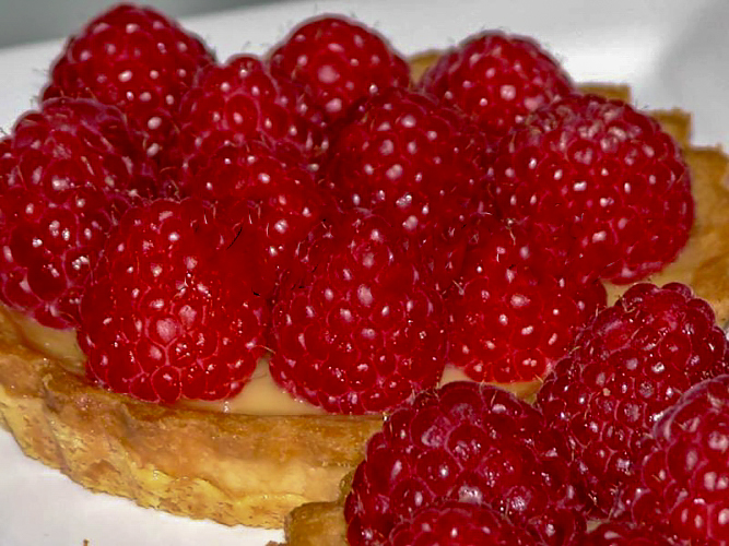 Лимонный тарт со свежей малиной