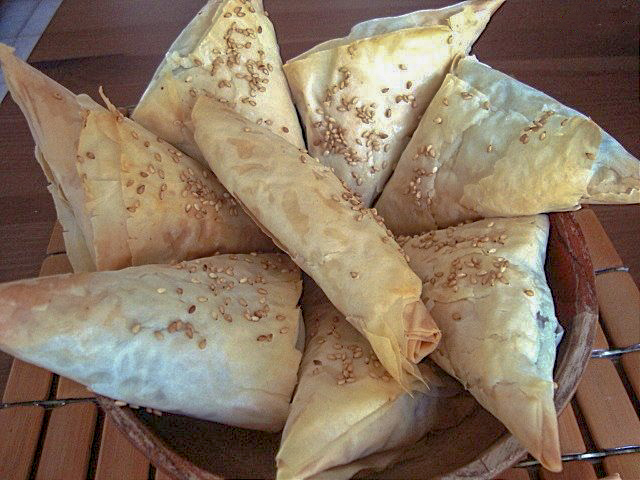 Конвертики из теста фило с говядиной в соусе терияки