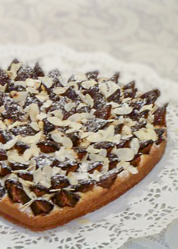 Миндально-сливовый пирог