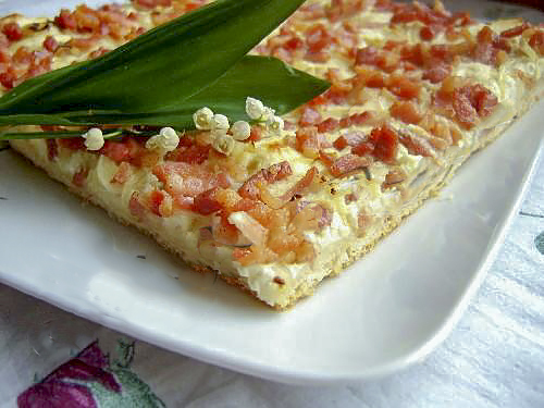 Пирог с луком и беконом