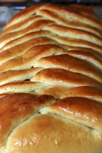 Плетенка с яблоками и изюмом