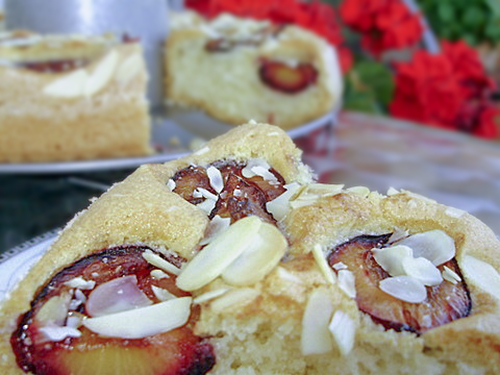 Пушистый сливовый пирог