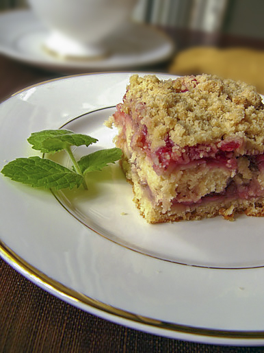 Пирог с ревенем и клубникой