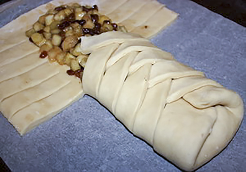 Плетенка с яблоками и изюмом