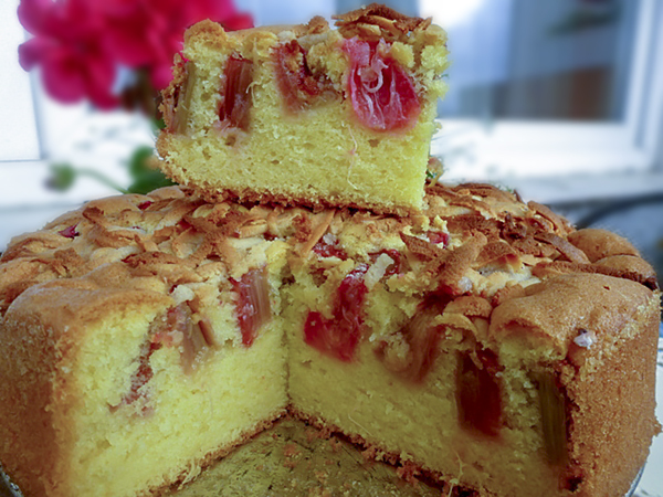 Пирог с ревенем и марципаном