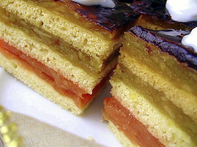 Пирог с цветными яблоками