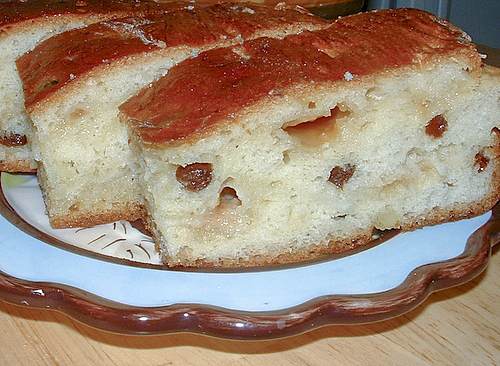 Пирог с изюмом и марципаном