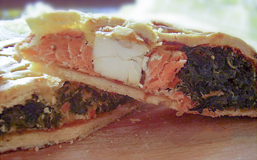 Пирог с лососем, шпинатом и фетой