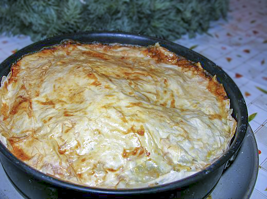 Пирог из слоёного теста с фаршем и шпинатом