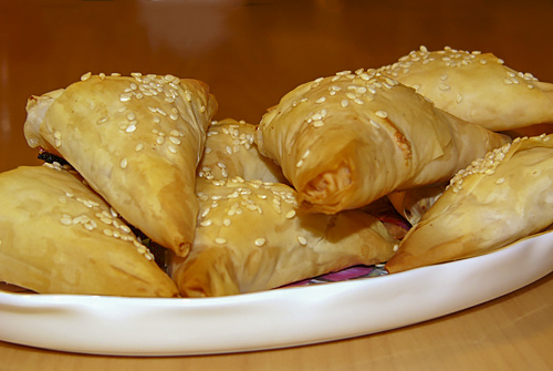 Пирожки из фило с грушей и горгонзолой