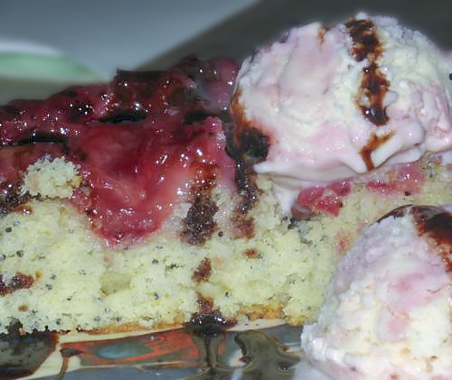 Перевернутый пирог со сливами и маком