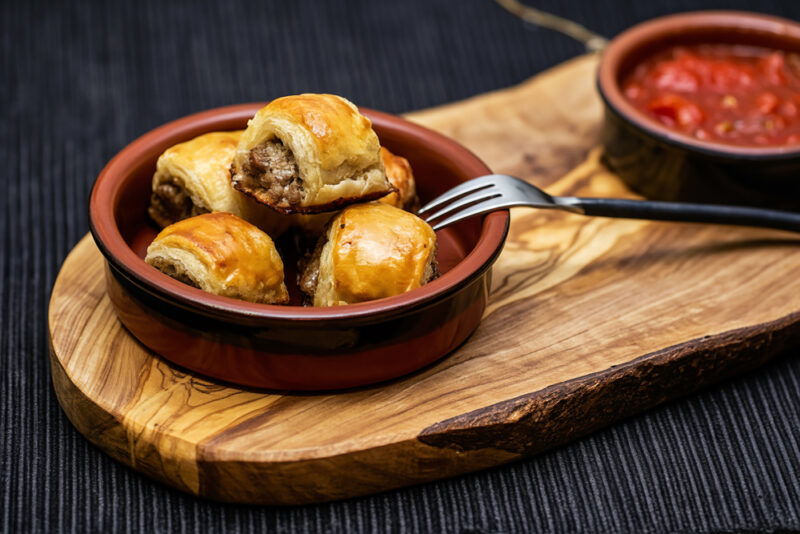 Мясные шарики в слоеном тесте (Sausage Rolls)
