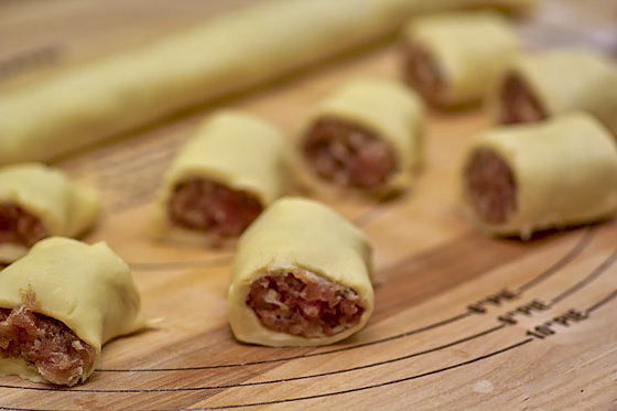 Мясные шарики в слоеном тесте (Sausage Rolls)