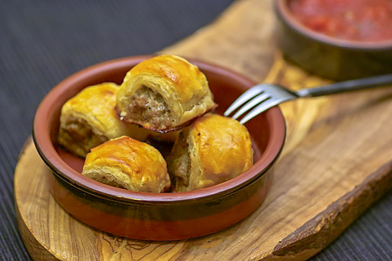 Мясные шарики в слоеном тесте (Sausage Rolls)