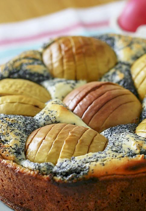 Творожно-яблочный пирог с маком