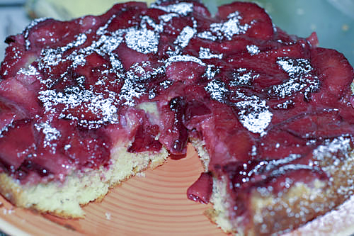 Перевернутый сливовый пирог с марципаном (Upside-Down Plum Cake)