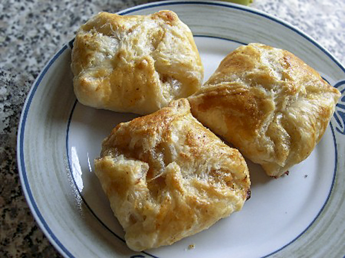 Слоеные конвертики с тунцом