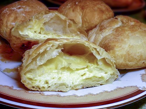 Слоеные булочки с сыром