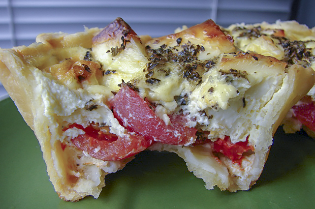 Тарталетки с помидорами и сыром