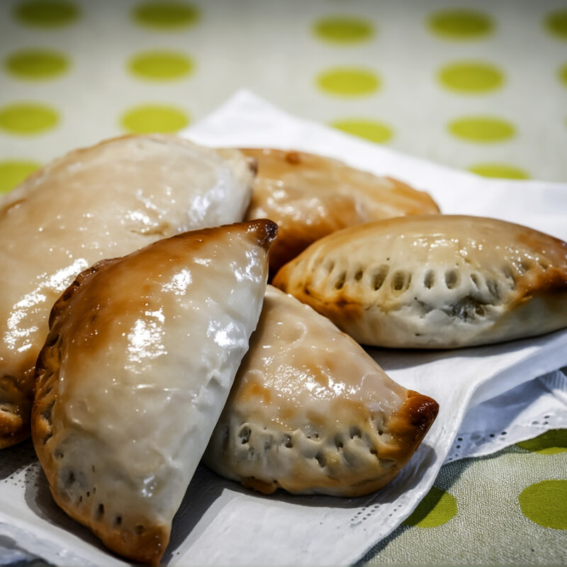 Творожные кармашки с яблоками и корицей