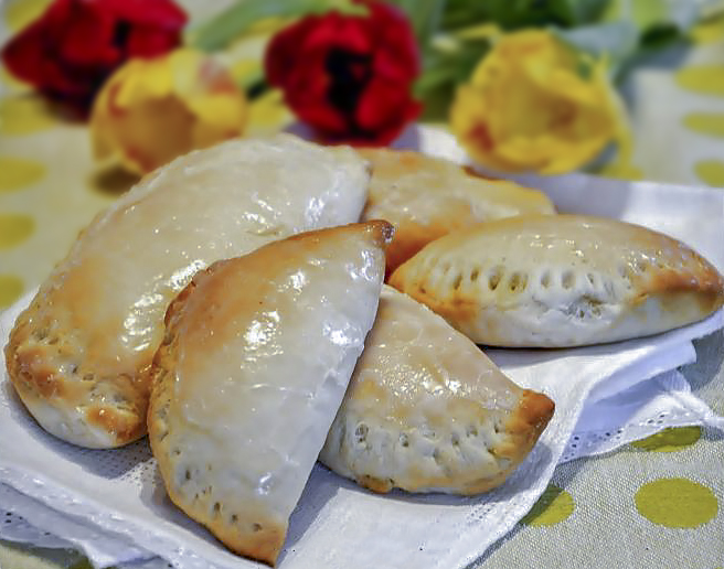 Творожные кармашки с яблоками и корицей